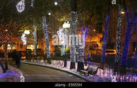 Die Lichter im Winterpark auf Bäume und Gebäude in Moskau Stockfoto