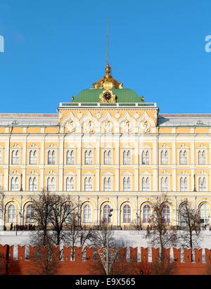 Moskauer Kreml im Winter fotografiert auf einem Hintergrund von der Moskwa bedeckt mit Eis Stockfoto