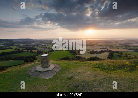 Orientierungstafel auf Frocester Hügel mit Blick auf das Vale Of Berkeley darüber hinaus. Coaley Peak Nature Reserve. Gloucestershire. England. VEREINIGTES KÖNIGREICH. Stockfoto