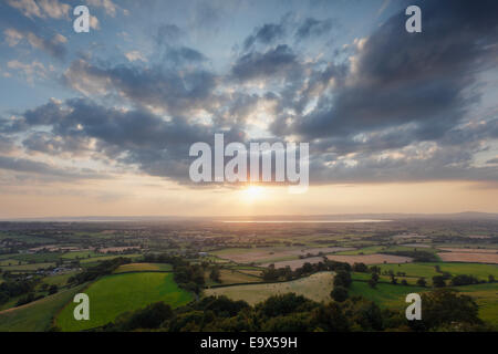 Patchwork-Felder in den Severn Vale, gesehen vom Coaley-Höhepunkt. Die Cotswolds. Gloucestershire. VEREINIGTES KÖNIGREICH. Stockfoto