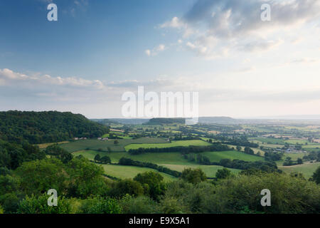 Blick vom Coaley Peak, in Richtung Cam lange nach unten. Die Cotswolds. Gloucestershire. VEREINIGTES KÖNIGREICH. Stockfoto