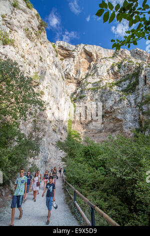 Fontaine-de-Vaucluse-Tal in der Nähe der Quelle des Flusses Sorgue, Provence, Frankreich Stockfoto