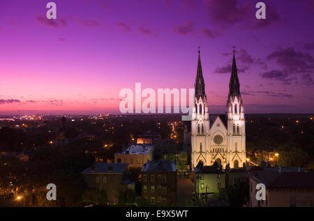 KATHEDRALE DES HEILIGEN JOHANNES DEN TÄUFER DOWNTOWN SAVANNAH GEORGIA USA Stockfoto