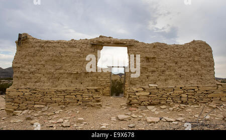 Ruinen eines Gebäudes in Terlingua, ehemalige Bergbaustadt Ghost von West-Texas nahe dem Rio Grande und den Big Bend Nationalpark. Stockfoto