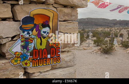 Feier des Tages der Toten auf dem Friedhof Terlingua, einer ehemaligen Wüste Geisterstadt in West-Texas auf der US-mexikanischen Grenze. Stockfoto