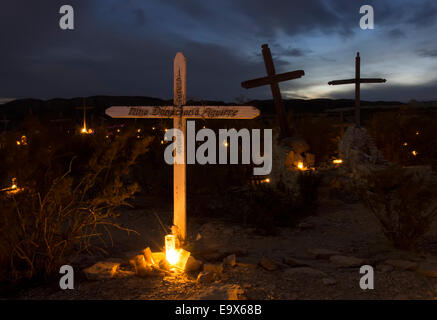 Feier des Tages der Toten auf dem Friedhof Terlingua, einer ehemaligen Wüste Geisterstadt in West-Texas auf der US-mexikanischen Grenze. Stockfoto