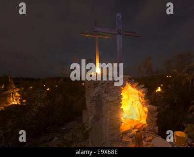 Feier des Tages der Toten auf dem Friedhof Terlingua, einer ehemaligen Wüste Geisterstadt in West-Texas auf der US-mexikanischen Grenze. Stockfoto