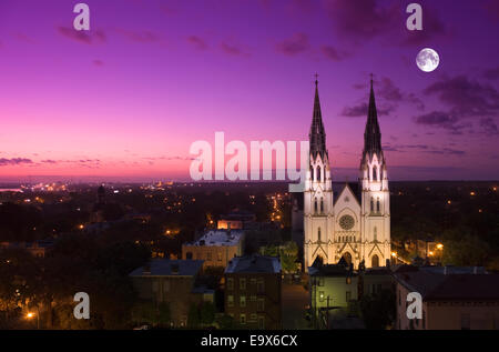 KATHEDRALE DES HEILIGEN JOHANNES DEN TÄUFER DOWNTOWN SAVANNAH GEORGIA USA Stockfoto