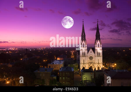 KATHEDRALE DES HEILIGEN JOHANNES DEN TÄUFER DOWNTOWN SAVANNAH GEORGIA USA Stockfoto