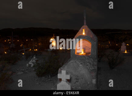 Feier des Tages der Toten auf dem Friedhof Terlingua, einer ehemaligen Wüste Geisterstadt in West-Texas auf der US-mexikanischen Grenze. Stockfoto