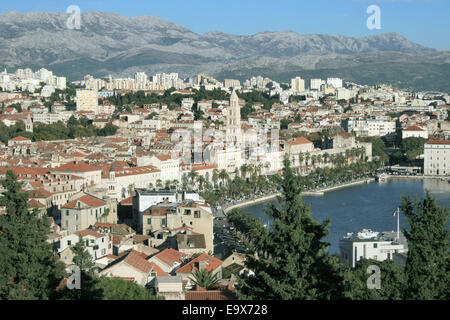 (Datei) - eine Archiv Bild, datiert 19. Oktober 2013, zeigt einen Blick auf die kroatische Hafen Split. Foto: Hauke Schröder/Dpa - NO-Draht-Dienst- Stockfoto