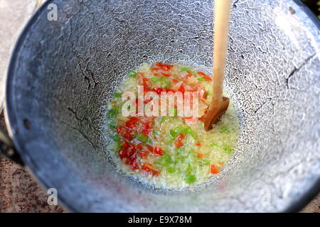 Ungarische Gulasch in einem Kessel, Bogracs, im Garten - Kochen der Zwiebeln und Paprika Stockfoto