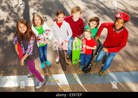 Internationale Freunde stehen mit skateboards Stockfoto
