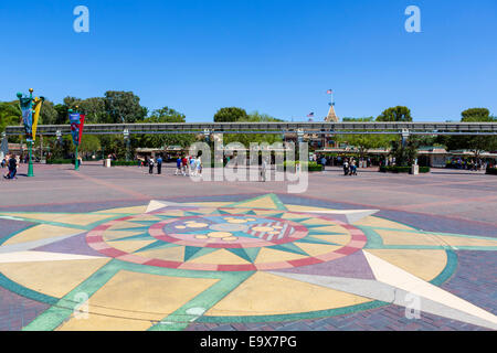 Blick Richtung Drehsperren und Monorail am Eingang zum Disneyland Resort in Anaheim, Orange County, in der Nähe von Los Angeles, Kalifornien, USA Stockfoto