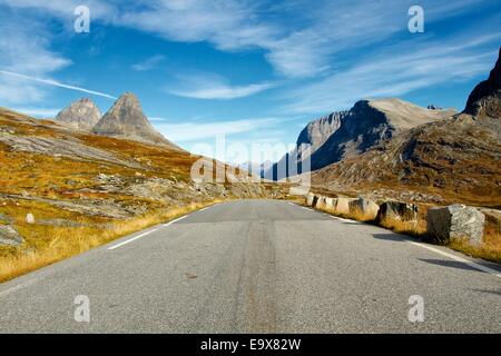 Panoramastraße in der Mitte des norwegischen mounrains Stockfoto