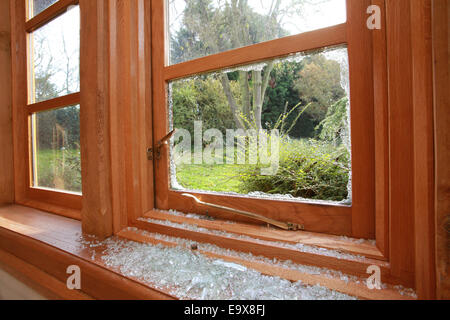 zerbrochenes Fenster nach Pause in Stockfoto