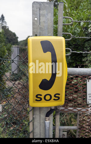 SOS-Notfall-Telefon am Bahnübergang Stockfoto