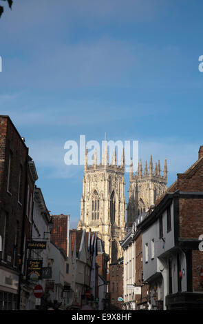 Niedrige Petergate mit dem Münster im Hintergrund York Yorkshire England Stockfoto