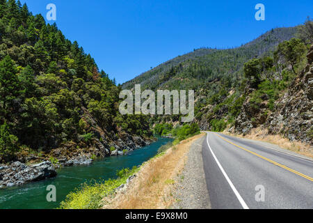 Geben Sie Straße 299 neben Trinity River in Shasta-Dreiheit National Forest, Kalifornien, USA Stockfoto