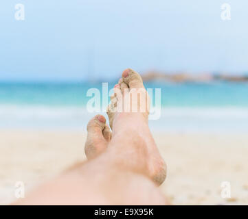 Mann auf Liege Sonnenbaden. Beine. Stockfoto