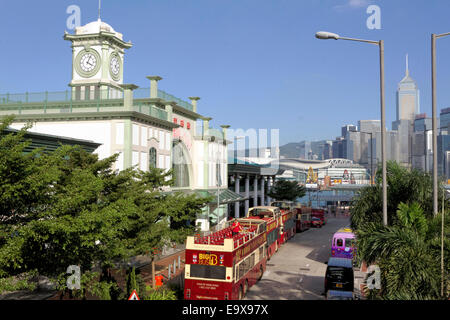 Die Hong Kong Central Pier in der Nähe von Hafenviertel. Wan Chai im Hintergrund. Stockfoto