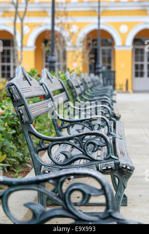 Parkbänke in einer Reihe mit geringer Tiefe des Feldes Stockfoto