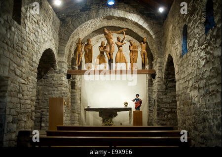 Santa Eulalia romanische Kirche in Erill la Vall. Vall de Boi, Lleida, Katalonien, Spanien. Abstieg vom kreuzen Holzskulpturen Stockfoto