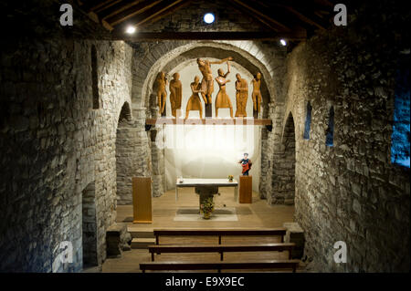 Santa Eulalia romanische Kirche in Erill la Vall. Vall de Boi, Lleida, Katalonien, Spanien. Abstieg vom kreuzen Holzskulpturen Stockfoto