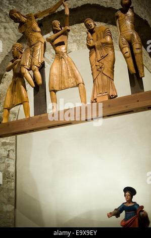 Santa Eulalia romanische Kirche in Erill la Vall. Vall de Boi, Lleida, Katalonien, Spanien. Abstieg vom kreuzen Holzskulpturen Stockfoto