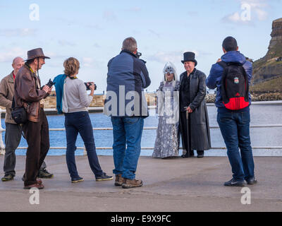 Whitby Gothic Weekend, wenn Menschen in Tracht gekleidet bieten häufig mit einer Reihe von Fotografen verpflichtet fotografiert werden Stockfoto