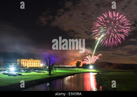 Chatsworth, UK, 2. November 2014. Ein spektakuläres Feuerwerk erhellt den Himmel über Chatsworth House, die Heimat der Duke of Devonshire, liegt im Herzen von Derbyshires Peak District National Park, England, UK. Bildnachweis: Graham Dunn/Alamy Live-Nachrichten Stockfoto