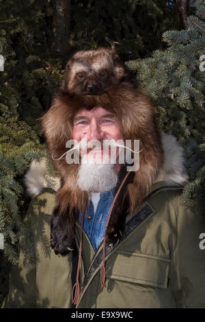 Alaska, Senior woman, Pelzmütze, Wolverine Stockfoto