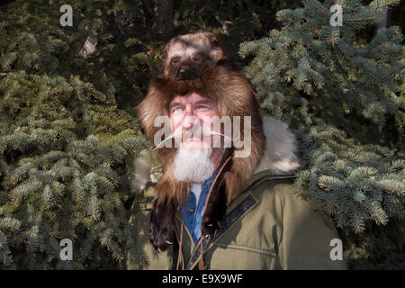 Alaska, Senior woman, Pelzmütze, Wolverine Stockfoto