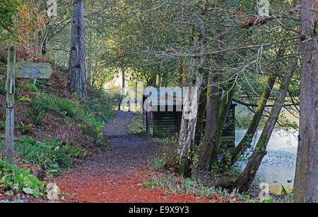 Ein Bootshaus am See Wakehurst Place im Herbst, Ardingly, West Sussex, England, Uk. Stockfoto