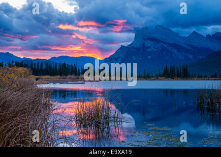 Mount Rundle reflektiert Vermilion Lakes, Banff Nationalpark, Alberta, Kanada Stockfoto