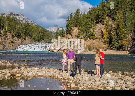 Outdoor-Hochzeit am Bow Falls, Banff Nationalpark, Alberta, Kanada Stockfoto