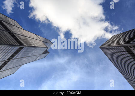 Blick gerade nach oben auf blauen Himmel und Wolkenkratzer in Chicago, IL, USA. Stockfoto