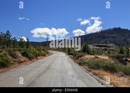 Gepflasterte Landstraße führt durch Berge auf der California-Seite der Sierra Nevada. Stockfoto