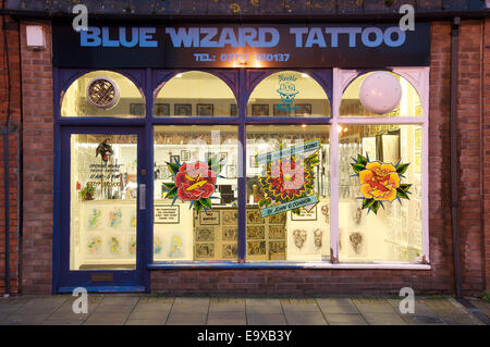 High Street zu tätowieren. Die neue Ladenfront die blauen Zauberer Tattoo-Studio in Dorchester. Solche Orte sind Aufspringen auf Straßen in ganz Großbritannien. Stockfoto