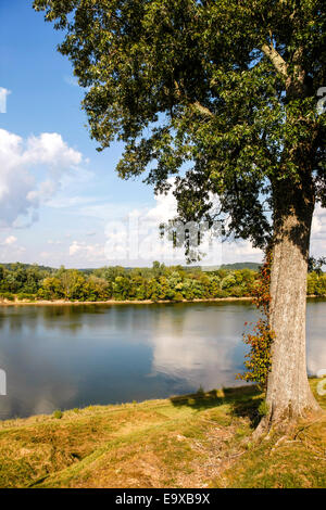 Blick auf den historischen Cumberland River am Fort Donelson in der Nähe von Dover in Tennessee Stockfoto