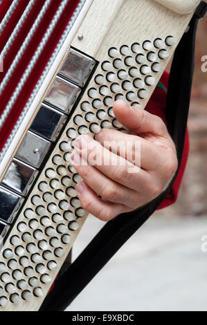 Italien, Lombardei, Mann spielt Akkordeon Stockfoto