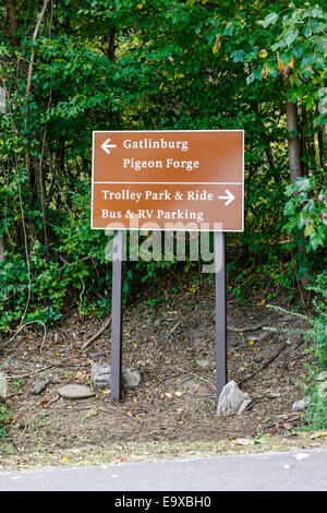 Braune und weiße Treiber Wegweiser in Richtung touristischen Destinationen in den Smokey Mountains von Tennessee. Stockfoto