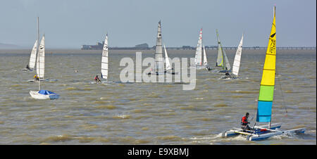 Segeln Jollen in der Themsemündung mit Southend auf Meer Steg darüber hinaus an einem kalten, windigen Februartag Stockfoto