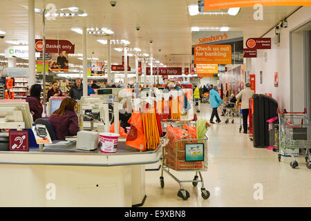Sainsburys Supermarkt Einzelhandel Business Checkout-Punkte für Kunden Käufer und Mitarbeiter bei der Arbeit im belebten Innenraum des Geschäfts in Essex England Großbritannien Stockfoto