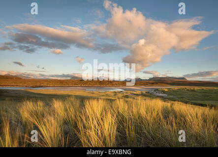 Dramatische Wolken und sonnigen Rasen an der Achnahaird Bucht und die Berge von Assynt, Nord-West-Schottland Stockfoto