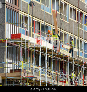 Gerüste arbeiten an einem der leeren Heygate Estate Hochhaus rat sozialen Wohnblock bei Elephant und Schloss Regeneration Abbruch London UK Stockfoto