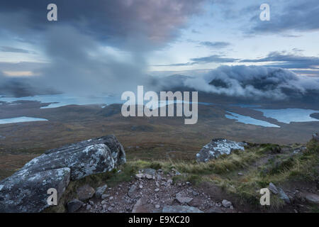 Blick vom Stac Pollaidh über Inverpolly in die cloud über Suilven und Cul Mor, Assynt, Sutherland, Nord-West-Schottland Stockfoto