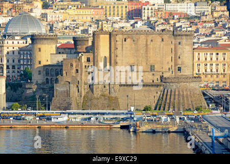 Castel Nuovo gesehen vom Hafen von Neapel mit einem Teil der Stadt jenseits Stockfoto