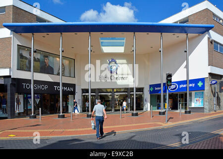 Zurück Sommer Blick auf männliche Shopper zu Fuß zum Eingang des High Chelmer Einkaufszentrum Innencenter Stiefel Apotheke & Topshop Geschäfte Chelmsford Essex UK Stockfoto