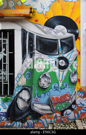 Vertikale Nahaufnahme des dekorativen Graffiti in Lissabon. Stockfoto